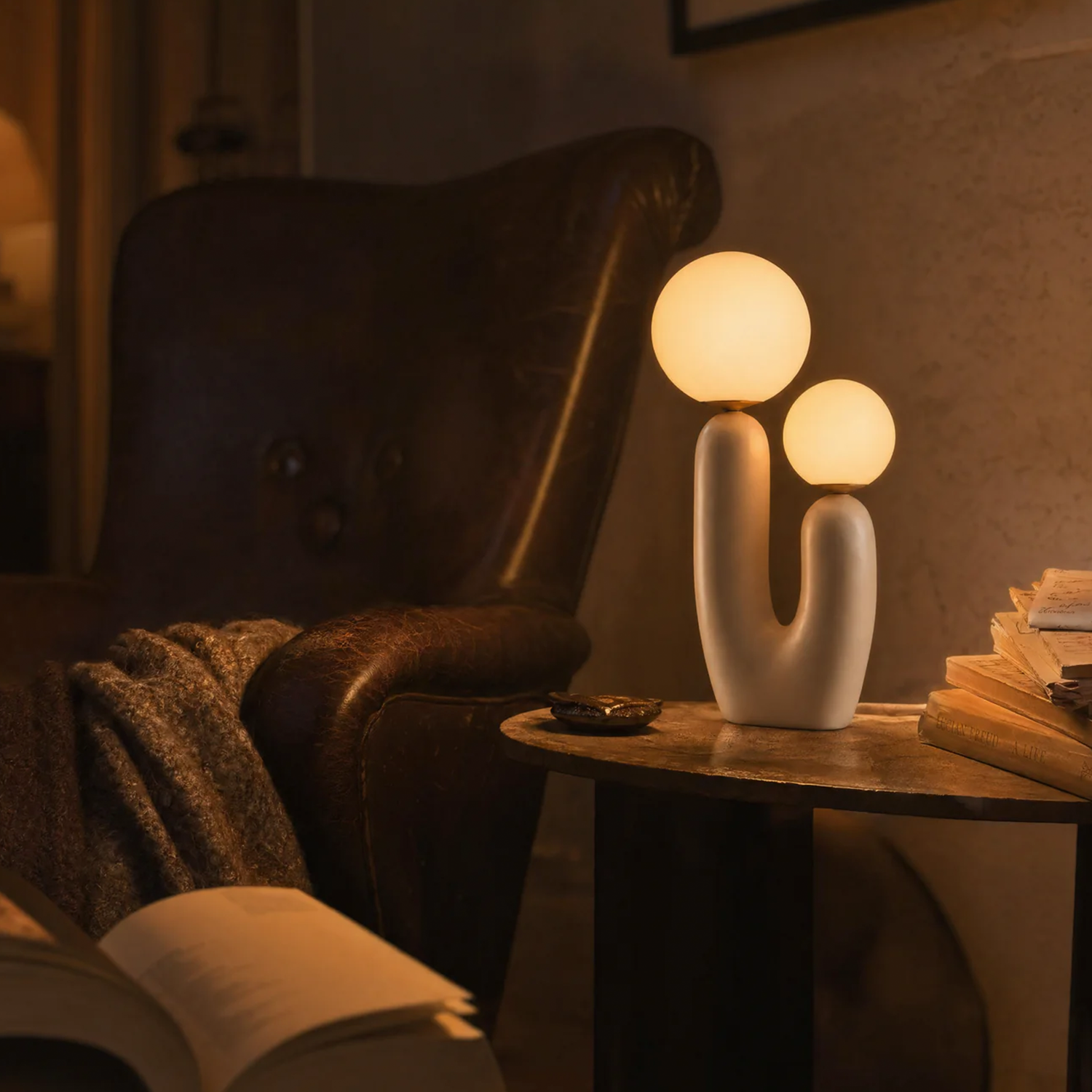 Dual Sphere Sculptural Table Luminaire, Curved Base Two-Globe Accent Light For Nightstands And Console Surfaces